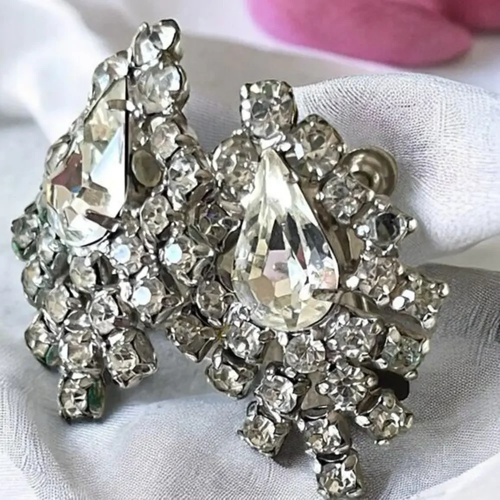 1.25” Screw Back 1950s Teardrop Cluster Crystal Rhinestone Earrings Silver Metal